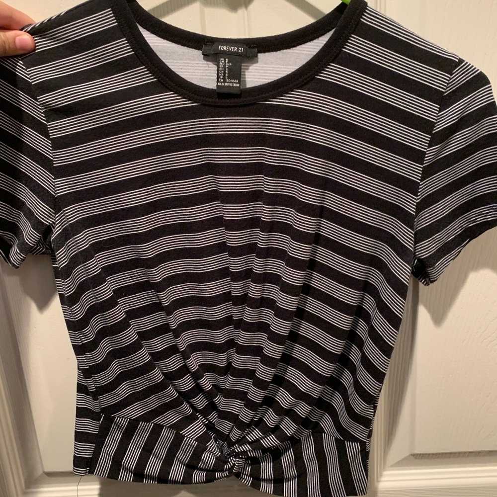 Forever 21 cropped knotted shirt